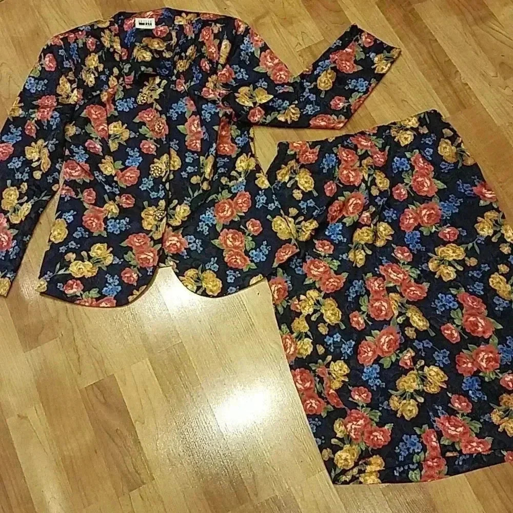 Leslie Faye 1980's Vintage Floral 2 Piece Skirt/ Top Set 8 - Picture 3 of 9